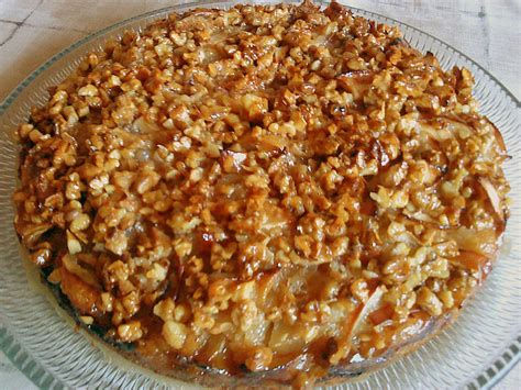 Apfelkuchen mit Walnuss-Karamell auf Kuchenplatte