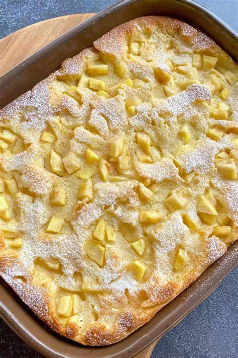 Apfelkuchen mit Zimt frisch aus dem Ofen