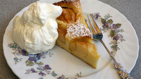 Apfelkuchen mit Zimtkruste und Schlagsahne