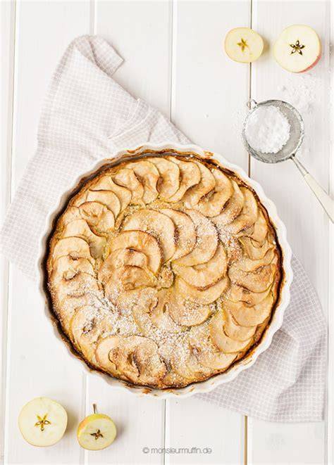 Apfelkuchen mit fächerartig gelegten Apfelscheiben