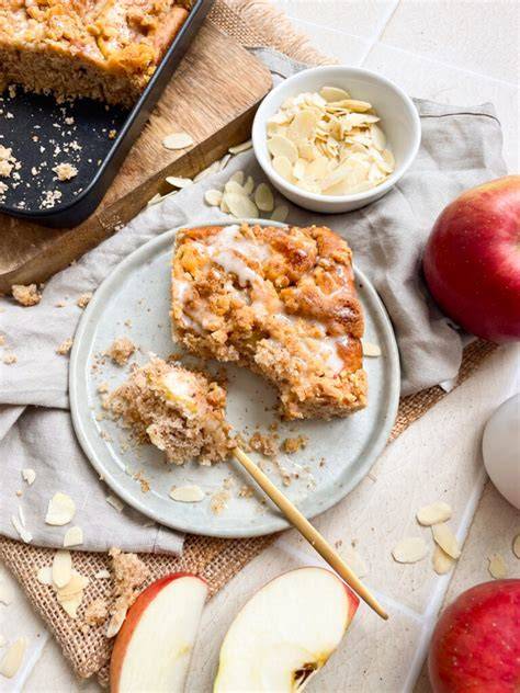 Apfelkuchen mit goldbraunen Streuseln frisch gebacken