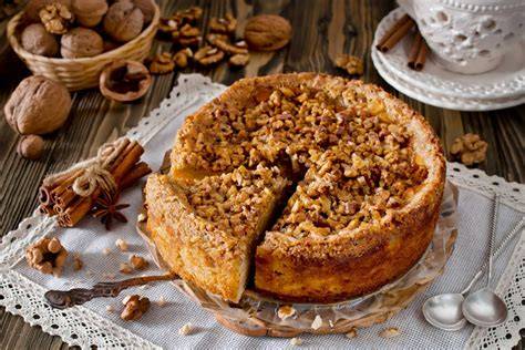 Apfelkuchen mit knusprigen Nüssen und Zimt verfeinert