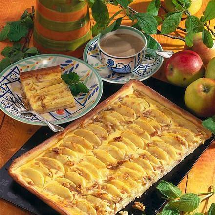 Apfelkuchen mit saurer Sahne aufgeschnitten
