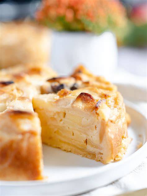 Apfelkuchen mit viel Apfel und wenig Teig, goldbraun gebacken