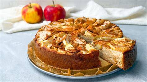 Apfelkuchen ohne Zucker und Gluten, angerichtet als Frühstück oder Dessert