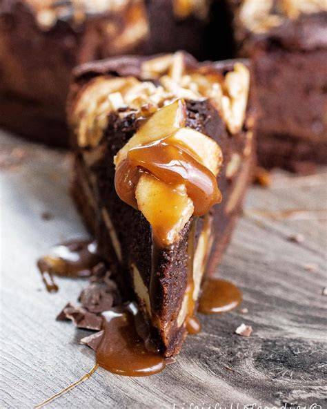 Apfelkuchen serviert mit Schlagsahne und einer Prise Zimtzucker