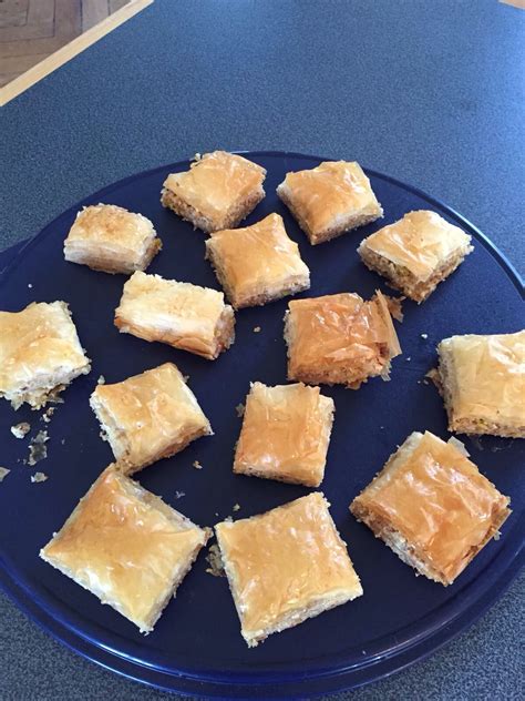 Apfelkuchen und Baklava beim Schulfest