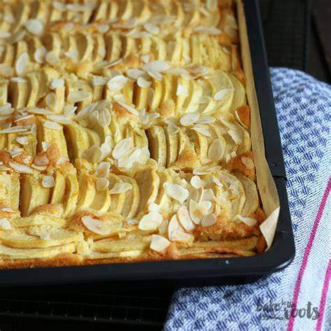Apfelkuchen vom Blech, geschnittene Äpfel und Mandeln als Topping