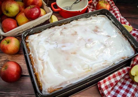 Apfelkuchen vom Blech frisch aus dem Ofen