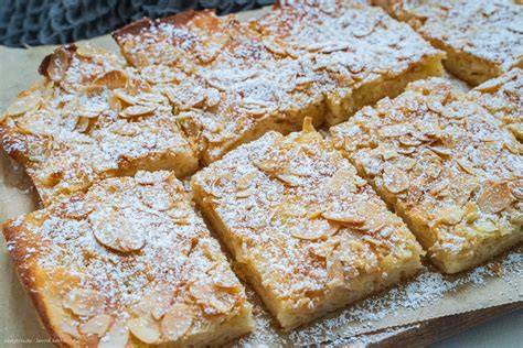 Apfelkuchen vom Blech mit Mandeln und Puderzucker