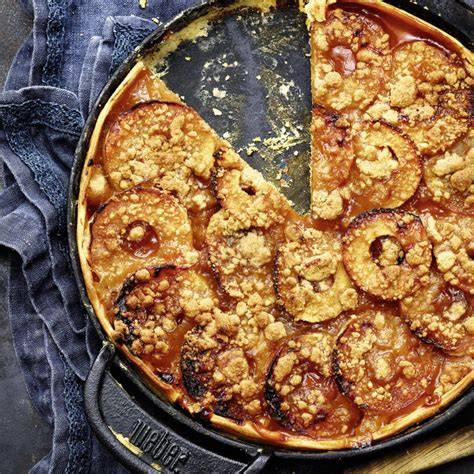 Apfelkuchen vom Grill: servierfertig mit Vanilleeis