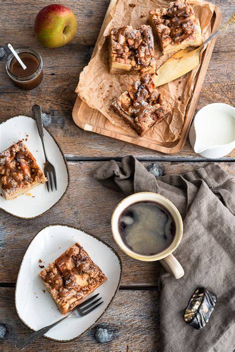 Apfelkuchen-Riegel mit Boskop und Salted-Karamell auf Kuchenplatte serviert