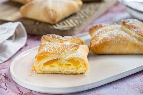 Apfelkuchen-Schnitten mit Blätterteig und Vanillepudding