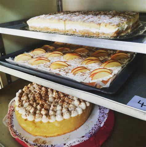 Apfelkuchen-Wettbewerb: Tortenvielfalt auf einer Festtafel