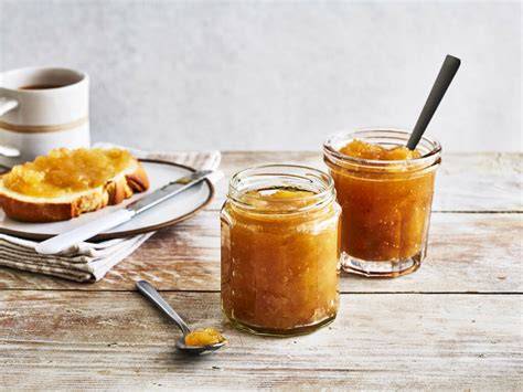 Apfelmarmelade als Geschenk - liebevoll dekorierte Einmachgläser