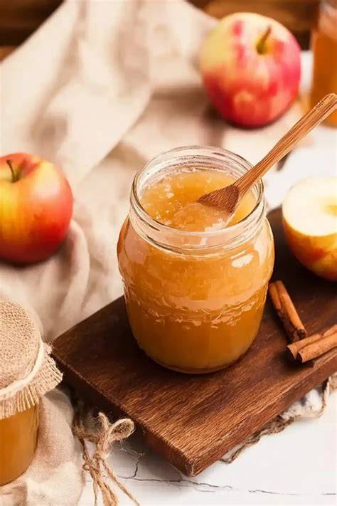 Apfelmarmelade auf Frischbrot, im Gebäck und als Dessertsoße