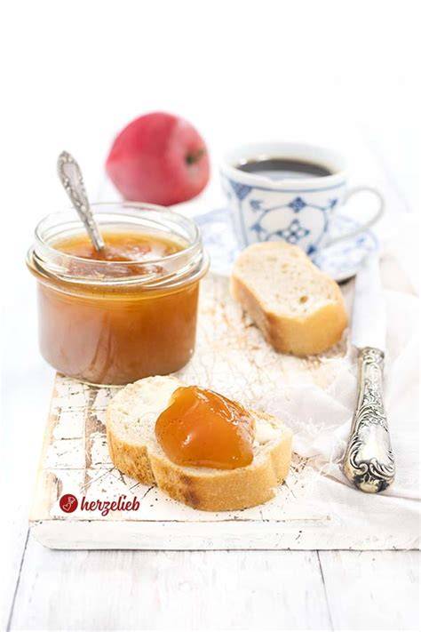 Apfelmarmelade auf frischem Brot angerichtet