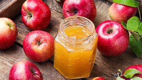 Apfelmarmelade im Glas - klassischer Brotaufstrich