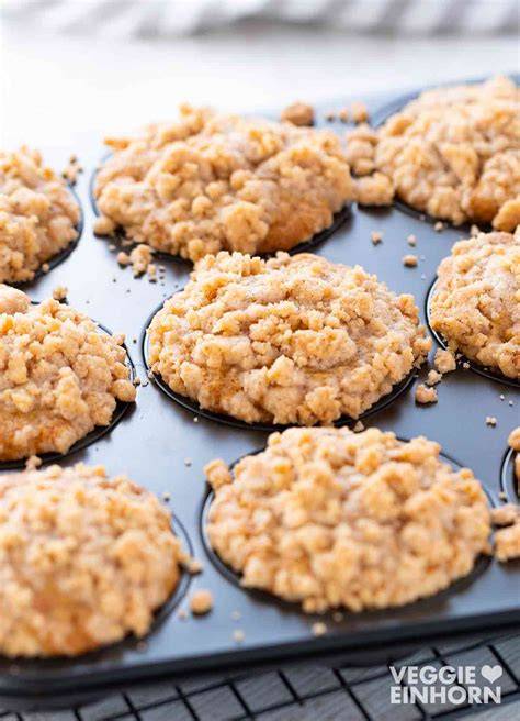 Apfelmuffins mit Streuseln auf Gitter
