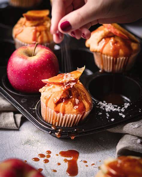 Apfelmuffins mit salzigem Karamell-Topping in herbstlicher Atmosphäre
