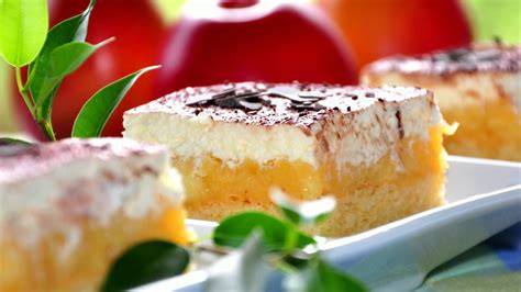 Apfelmus‑Schmand‑Kuchen auf einem großen Backblech, mit Zimtzucker bestreut