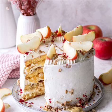 Apfelmus Mascarpone Torte dekoriert mit Apfelscheiben und Mandelblättchen