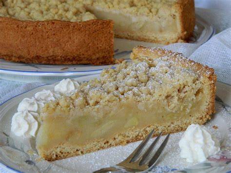Apfelmus Pudding Kuchen mit goldbraunen Streuseln auf einer Servierplatte