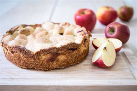 Apfelmus-Apfelkuchen mit krümeligem Teigdeckel