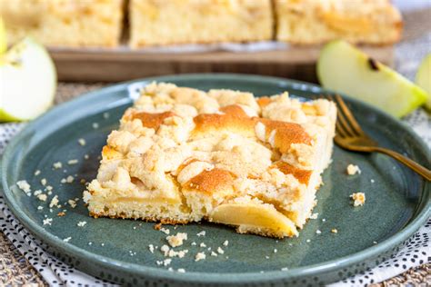 Apfelmus-Biskuitkuchen auf dem Blech