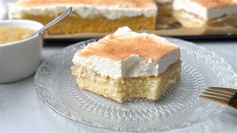 Apfelmuskuchen auf Blech mit Schmand-Creme und Zimt