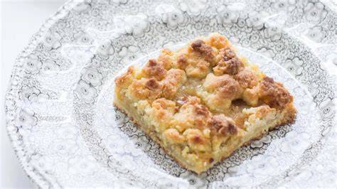 Apfelmuskuchen mit Streuseln auf einem Backblech
