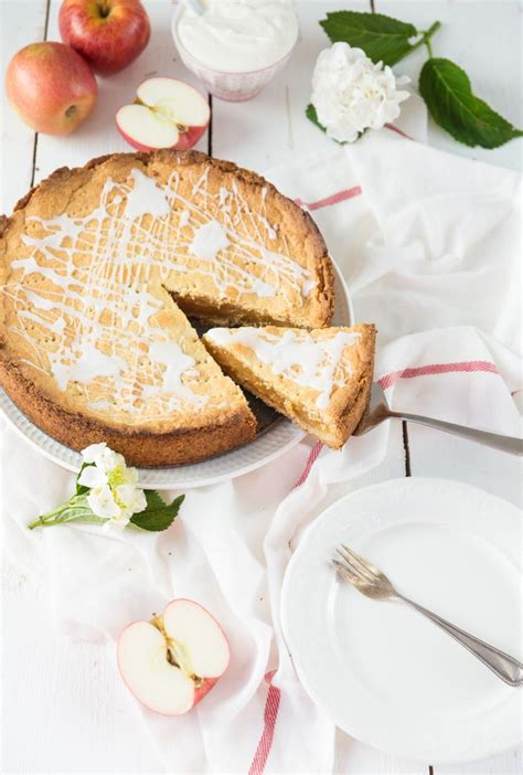 Apfelmuskuchen mit Zuckerguss und frischen Früchten dekoriert