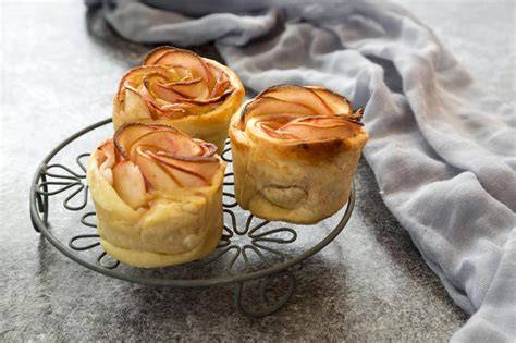 Apfelrosen-Muffins auf einem Tablett