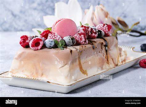 Apfelsaft-Torte - Schichten, Konsistenzen, serviert auf einem Teller