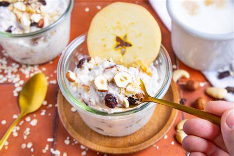 Apfelscheiben auf Joghurt-Pudding-Schicht