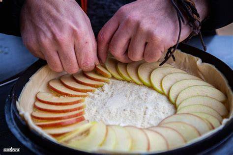 Apfelscheiben auf Kuchenteig arrangiert