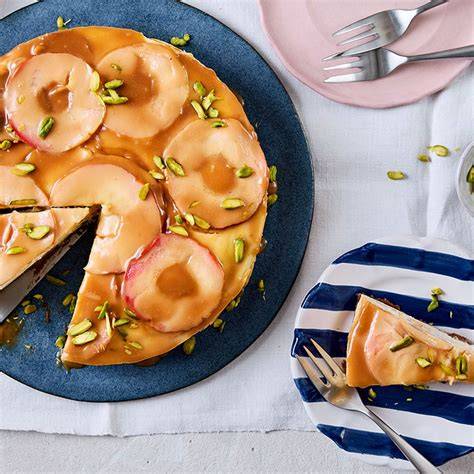 Apfelscheiben dekorativ auf Rahmkuchen verteilt