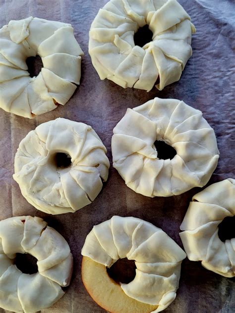 Apfelscheiben in karamellisierter Form vor dem Backen