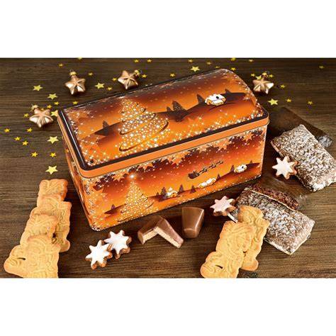 Apfelscheiben und Orangenschalen in einer Blechdose mit Lebkuchen