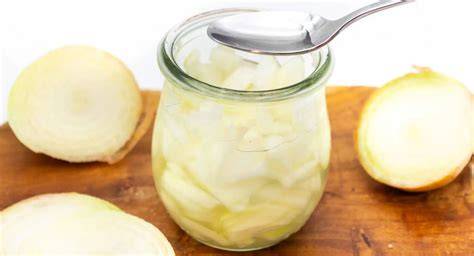 Apfelschnitz und Brotscheibe als Hausmittel gegen harten Zucker