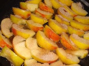 Apfelspalten in der Pfanne mit Zimt