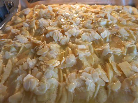 Apfelstücke im Teig und Mandelguss auf dem Kuchen