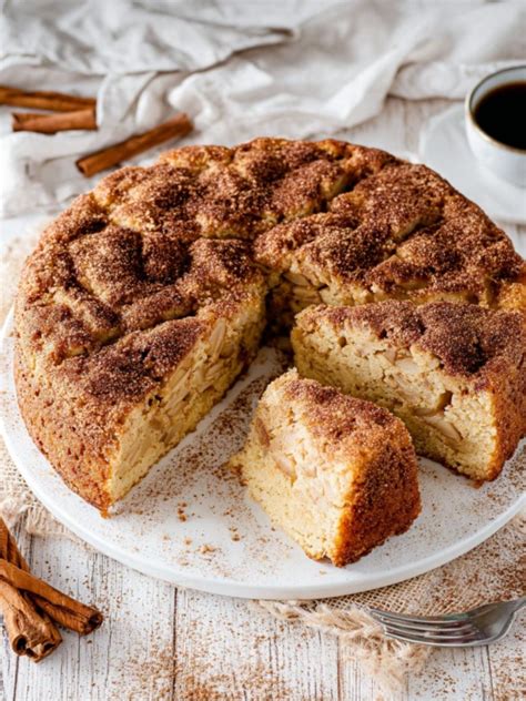 Apfelstücke mit Zimt vorbereitet für Kuchen