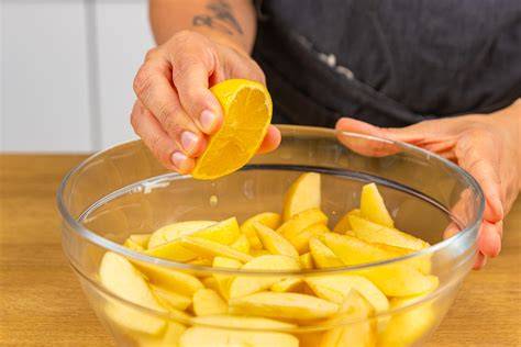Apfelstücke mit Zitronensaft gegen Bräunung