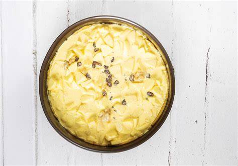 Apfelstücke und Pudding in der Springform