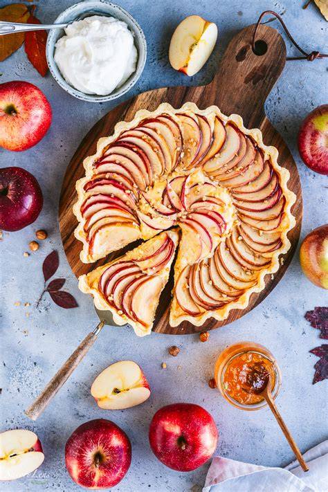Apfelstreifen dekorativ auf dem Kuchen