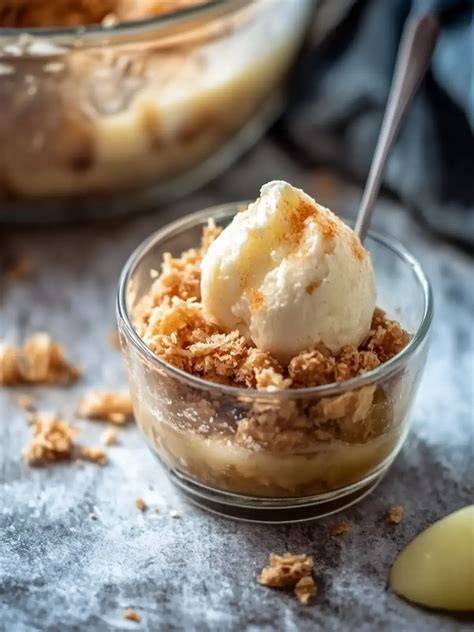 Apfelstreusel Gratin serviert mit Vanilleeis