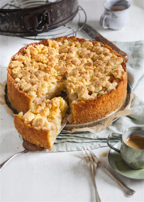Apfelstreuselkuchen als Highlight auf der Kaffeetafel mit Gästen