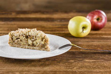Apfelstreuselkuchen auf Teller mit Gabel