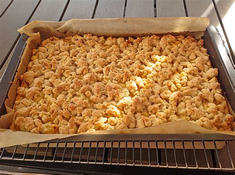 Apfelstreuselkuchen auf dem Blech mit knusprigen Streuseln